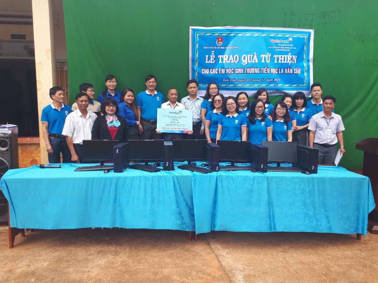 Lễ trao quà từ thiện cho các em học sinh Trường Tiểu học La Văn Cầu, huyện Krông Búk